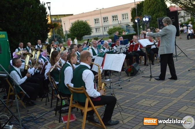 Zdjęcie w galerii na portalu naszwodzislaw.com: Opera przy fontannie przyciągnęła tłumy wiadomości z regionu