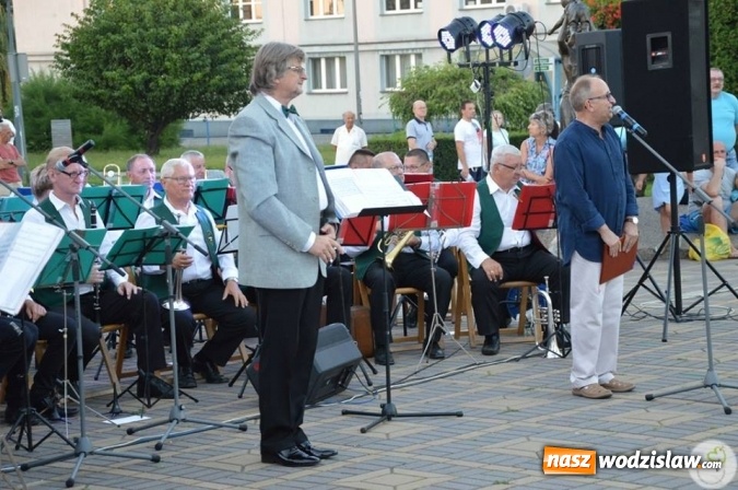 Zdjęcie w galerii na portalu naszwodzislaw.com: Opera przy fontannie przyciągnęła tłumy wiadomości z regionu