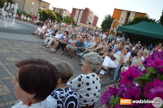 Zdjęcie w galerii na portalu naszwodzislaw.com: Opera przy fontannie przyciągnęła tłumy wiadomości z regionu