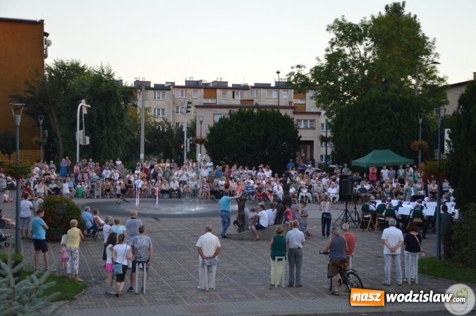 Zdjęcie w galerii na portalu naszwodzislaw.com: Opera przy fontannie przyciągnęła tłumy wiadomości z regionu