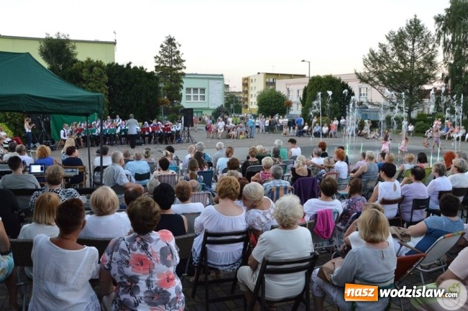Zdjęcie w galerii na portalu naszwodzislaw.com: Opera przy fontannie przyciągnęła tłumy wiadomości z regionu