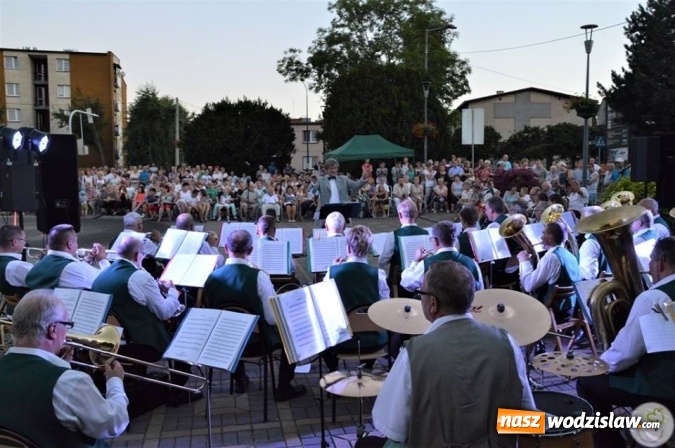 Zdjęcie w galerii na portalu naszwodzislaw.com: Opera przy fontannie przyciągnęła tłumy wiadomości z regionu