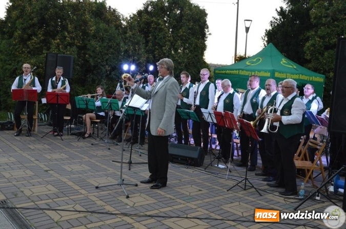 Zdjęcie w galerii na portalu naszwodzislaw.com: Opera przy fontannie przyciągnęła tłumy wiadomości z regionu