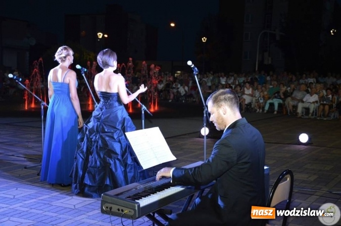Zdjęcie w galerii na portalu naszwodzislaw.com: Opera przy fontannie przyciągnęła tłumy wiadomości z regionu