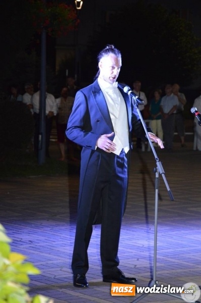 Zdjęcie w galerii na portalu naszwodzislaw.com: Opera przy fontannie przyciągnęła tłumy wiadomości z regionu