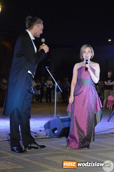 Zdjęcie w galerii na portalu naszwodzislaw.com: Opera przy fontannie przyciągnęła tłumy wiadomości z regionu