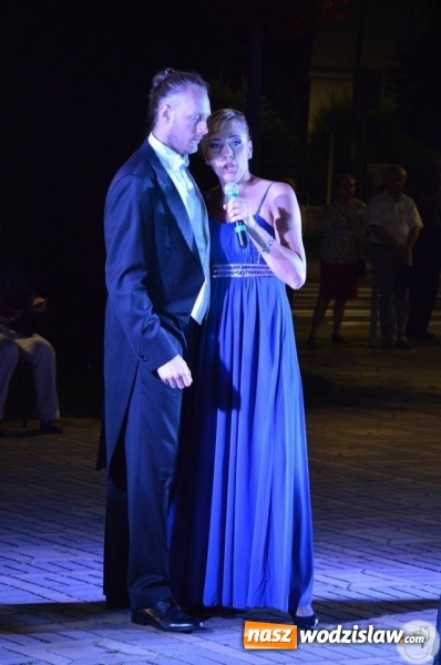 Zdjęcie w galerii na portalu naszwodzislaw.com: Opera przy fontannie przyciągnęła tłumy wiadomości z regionu