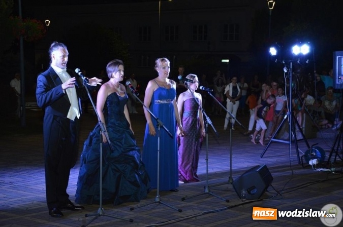 Zdjęcie w galerii na portalu naszwodzislaw.com: Opera przy fontannie przyciągnęła tłumy wiadomości z regionu