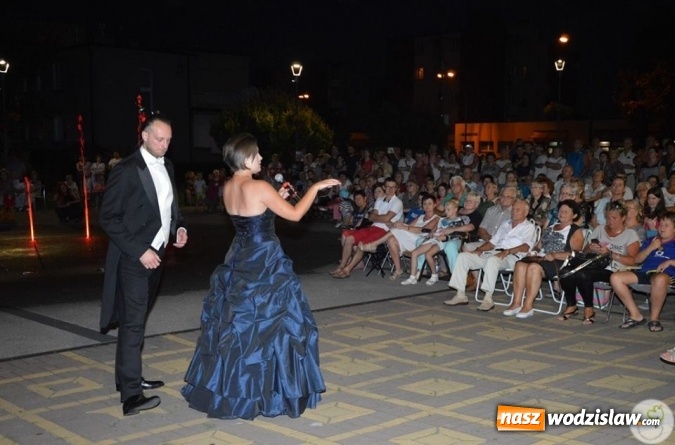 Zdjęcie w galerii na portalu naszwodzislaw.com: Opera przy fontannie przyciągnęła tłumy wiadomości z regionu
