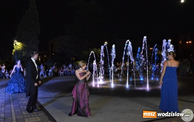 Zdjęcie w galerii na portalu naszwodzislaw.com: Opera przy fontannie przyciągnęła tłumy wiadomości z regionu