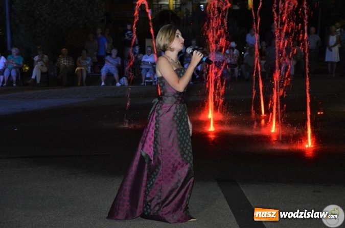 Zdjęcie w galerii na portalu naszwodzislaw.com: Opera przy fontannie przyciągnęła tłumy wiadomości z regionu