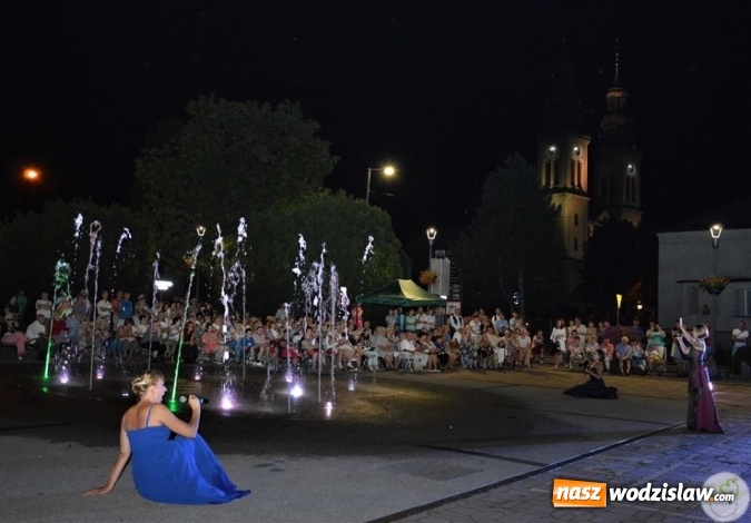 Zdjęcie w galerii na portalu naszwodzislaw.com: Opera przy fontannie przyciągnęła tłumy wiadomości z regionu