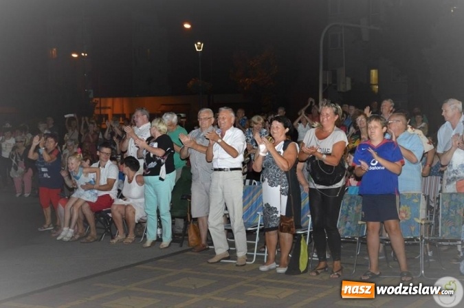 Zdjęcie w galerii na portalu naszwodzislaw.com: Opera przy fontannie przyciągnęła tłumy wiadomości z regionu