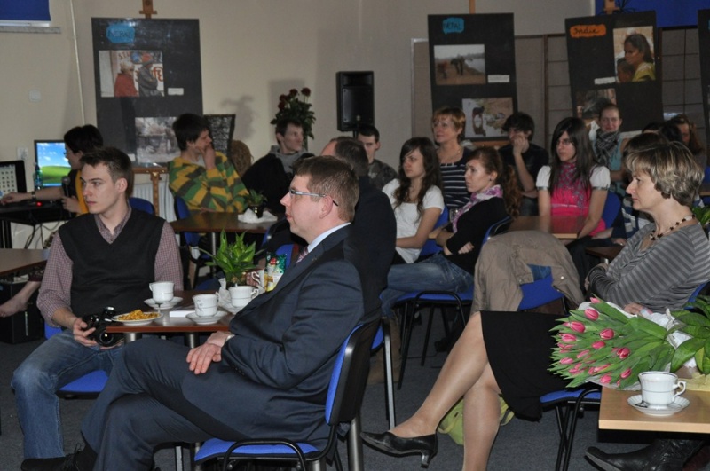 Zdjęcie w galerii na portalu naszwodzislaw.com: Kobiety i dzieci Orientu  wiadomości z regionu