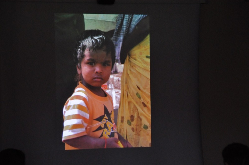 Zdjęcie w galerii na portalu naszwodzislaw.com: Kobiety i dzieci Orientu  wiadomości z regionu