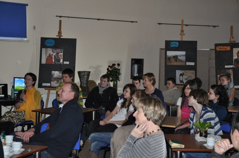 Zdjęcie w galerii na portalu naszwodzislaw.com: Kobiety i dzieci Orientu  wiadomości z regionu