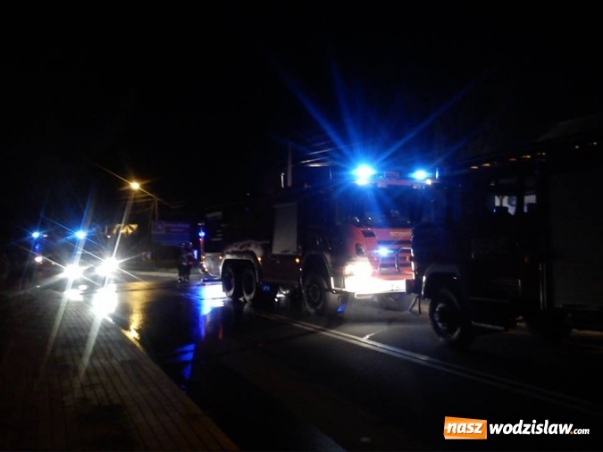 Zdjęcie w galerii na portalu naszwodzislaw.com: Pożar na Rydułtowskiej w Radlinie. Z płonącego budynku wyniesiono kota wiadomości z regionu