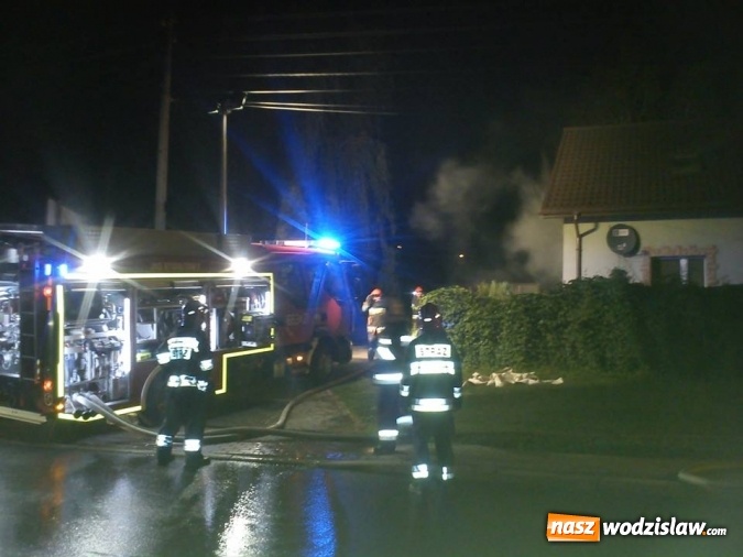 Zdjęcie w galerii na portalu naszwodzislaw.com: Pożar na Rydułtowskiej w Radlinie. Z płonącego budynku wyniesiono kota wiadomości z regionu