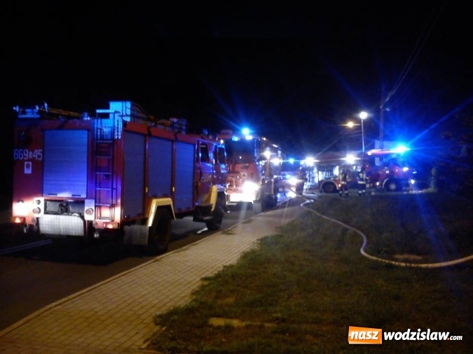 Zdjęcie w galerii na portalu naszwodzislaw.com: Pożar na Rydułtowskiej w Radlinie. Z płonącego budynku wyniesiono kota wiadomości z regionu