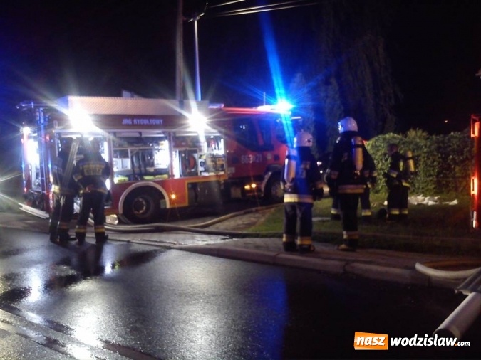 Zdjęcie w galerii na portalu naszwodzislaw.com: Pożar na Rydułtowskiej w Radlinie. Z płonącego budynku wyniesiono kota wiadomości z regionu