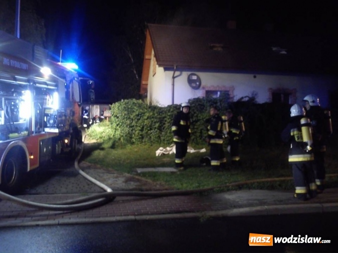Zdjęcie w galerii na portalu naszwodzislaw.com: Pożar na Rydułtowskiej w Radlinie. Z płonącego budynku wyniesiono kota wiadomości z regionu
