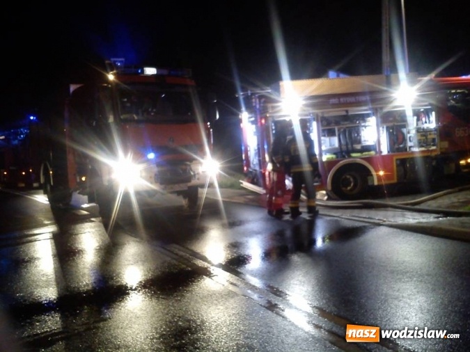 Zdjęcie w galerii na portalu naszwodzislaw.com: Pożar na Rydułtowskiej w Radlinie. Z płonącego budynku wyniesiono kota wiadomości z regionu