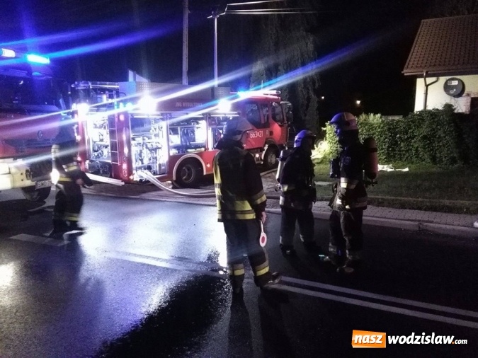 Zdjęcie w galerii na portalu naszwodzislaw.com: Pożar na Rydułtowskiej w Radlinie. Z płonącego budynku wyniesiono kota wiadomości z regionu