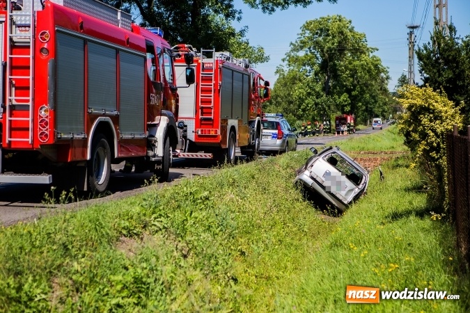 Zdjęcie w galerii na portalu naszwodzislaw.com: W Rzuchowie doszło do zderzenia dwóch samochodów  wiadomości z regionu