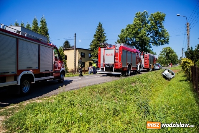 Zdjęcie w galerii na portalu naszwodzislaw.com: W Rzuchowie doszło do zderzenia dwóch samochodów  wiadomości z regionu