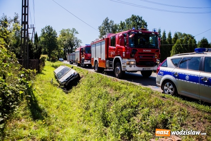 Zdjęcie w galerii na portalu naszwodzislaw.com: W Rzuchowie doszło do zderzenia dwóch samochodów  wiadomości z regionu
