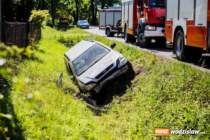 Zdjęcie w galerii na portalu naszwodzislaw.com: W Rzuchowie doszło do zderzenia dwóch samochodów  wiadomości z regionu