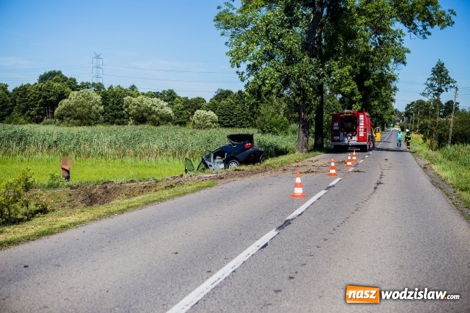 Zdjęcie w galerii na portalu naszwodzislaw.com: W Rzuchowie doszło do zderzenia dwóch samochodów  wiadomości z regionu