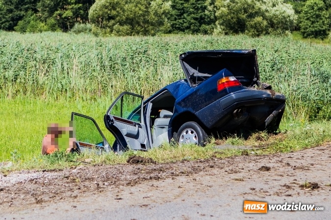 Zdjęcie w galerii na portalu naszwodzislaw.com: W Rzuchowie doszło do zderzenia dwóch samochodów  wiadomości z regionu