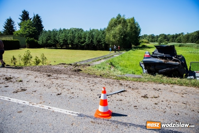 Zdjęcie w galerii na portalu naszwodzislaw.com: W Rzuchowie doszło do zderzenia dwóch samochodów  wiadomości z regionu