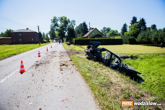 Zdjęcie w galerii na portalu naszwodzislaw.com: W Rzuchowie doszło do zderzenia dwóch samochodów  wiadomości z regionu