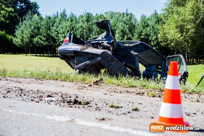 Zdjęcie w galerii na portalu naszwodzislaw.com: W Rzuchowie doszło do zderzenia dwóch samochodów  wiadomości z regionu