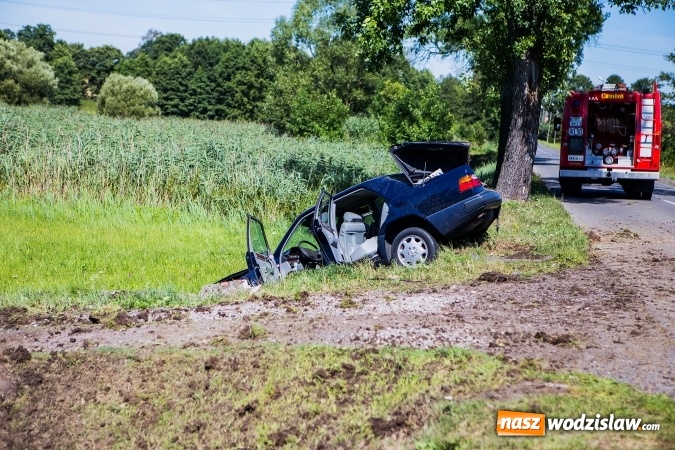 Zdjęcie w galerii na portalu naszwodzislaw.com: W Rzuchowie doszło do zderzenia dwóch samochodów  wiadomości z regionu