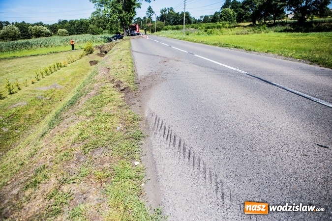 Zdjęcie w galerii na portalu naszwodzislaw.com: W Rzuchowie doszło do zderzenia dwóch samochodów  wiadomości z regionu
