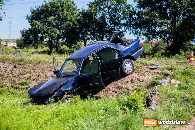 Zdjęcie w galerii na portalu naszwodzislaw.com: W Rzuchowie doszło do zderzenia dwóch samochodów  wiadomości z regionu