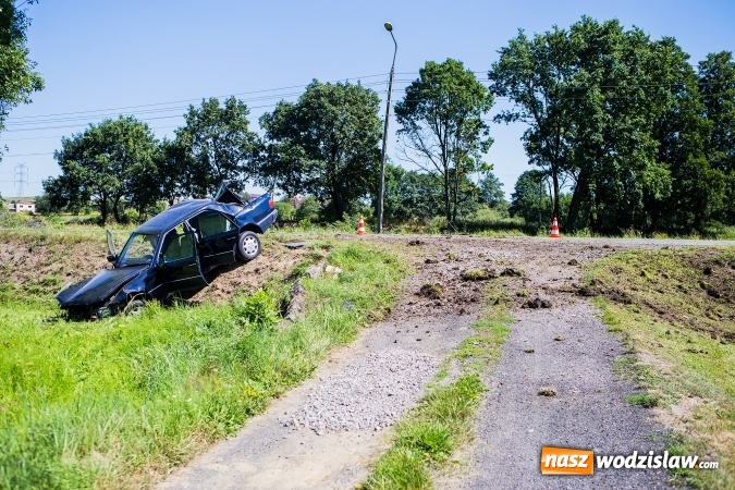 Zdjęcie w galerii na portalu naszwodzislaw.com: W Rzuchowie doszło do zderzenia dwóch samochodów  wiadomości z regionu