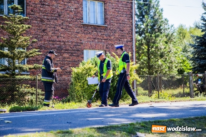 Zdjęcie w galerii na portalu naszwodzislaw.com: W Rzuchowie doszło do zderzenia dwóch samochodów  wiadomości z regionu