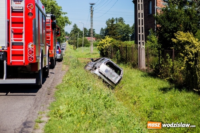 Zdjęcie w galerii na portalu naszwodzislaw.com: W Rzuchowie doszło do zderzenia dwóch samochodów  wiadomości z regionu