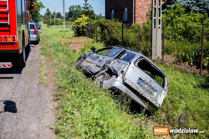 Zdjęcie w galerii na portalu naszwodzislaw.com: W Rzuchowie doszło do zderzenia dwóch samochodów  wiadomości z regionu