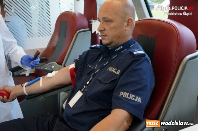 Zdjęcie w galerii na portalu naszwodzislaw.com: Policjanci oddawali krew. Zebrano ponad 8 litrów wiadomości z regionu