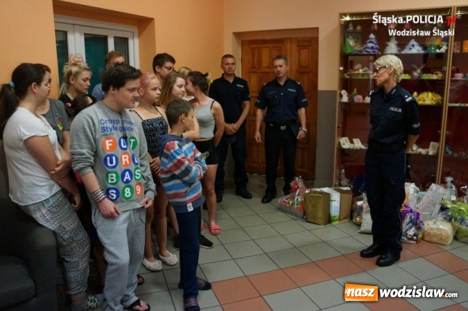 Zdjęcie w galerii na portalu naszwodzislaw.com: Policjanci ze słodkościami odwiedzili Dom Dziecka Gorzyczkach  wiadomości z regionu