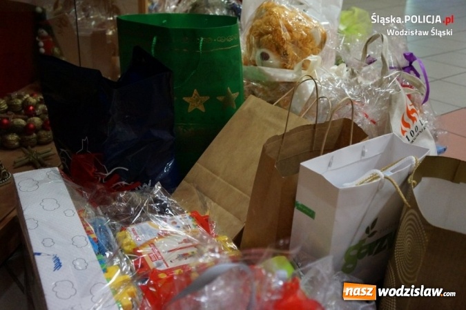 Zdjęcie w galerii na portalu naszwodzislaw.com: Policjanci ze słodkościami odwiedzili Dom Dziecka Gorzyczkach  wiadomości z regionu