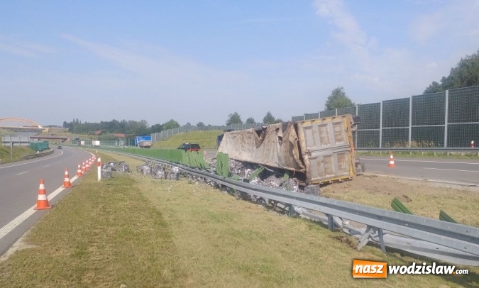 Zdjęcie w galerii na portalu naszwodzislaw.com: Ciężarówka przewrócona na autostradzie. W akcji strażacy z Wodzisławia i Czech  wiadomości z regionu