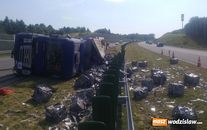 Zdjęcie w galerii na portalu naszwodzislaw.com: Ciężarówka przewrócona na autostradzie. W akcji strażacy z Wodzisławia i Czech  wiadomości z regionu