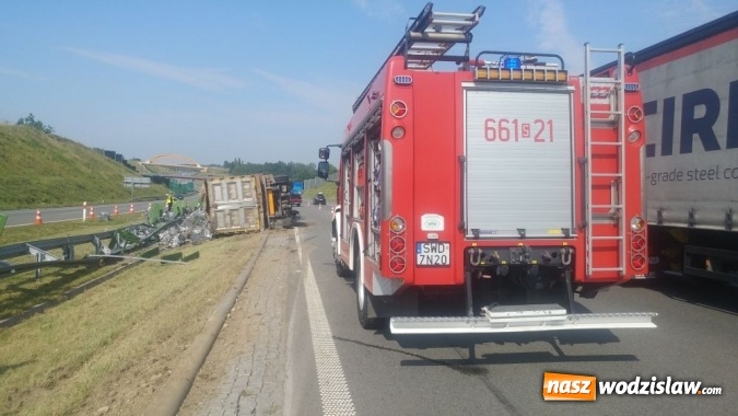 Zdjęcie w galerii na portalu naszwodzislaw.com: Ciężarówka przewrócona na autostradzie. W akcji strażacy z Wodzisławia i Czech  wiadomości z regionu