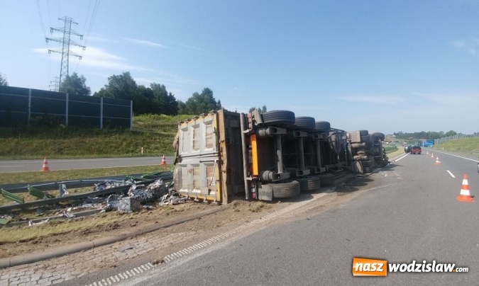 Zdjęcie w galerii na portalu naszwodzislaw.com: Ciężarówka przewrócona na autostradzie. W akcji strażacy z Wodzisławia i Czech  wiadomości z regionu